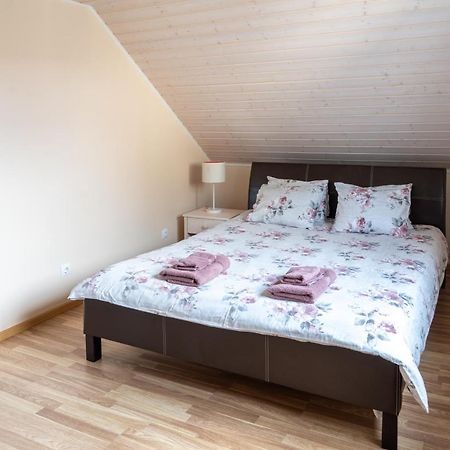 Cosy Family Guesthouse With Sauna And Garden Kuressaare Exterior photo